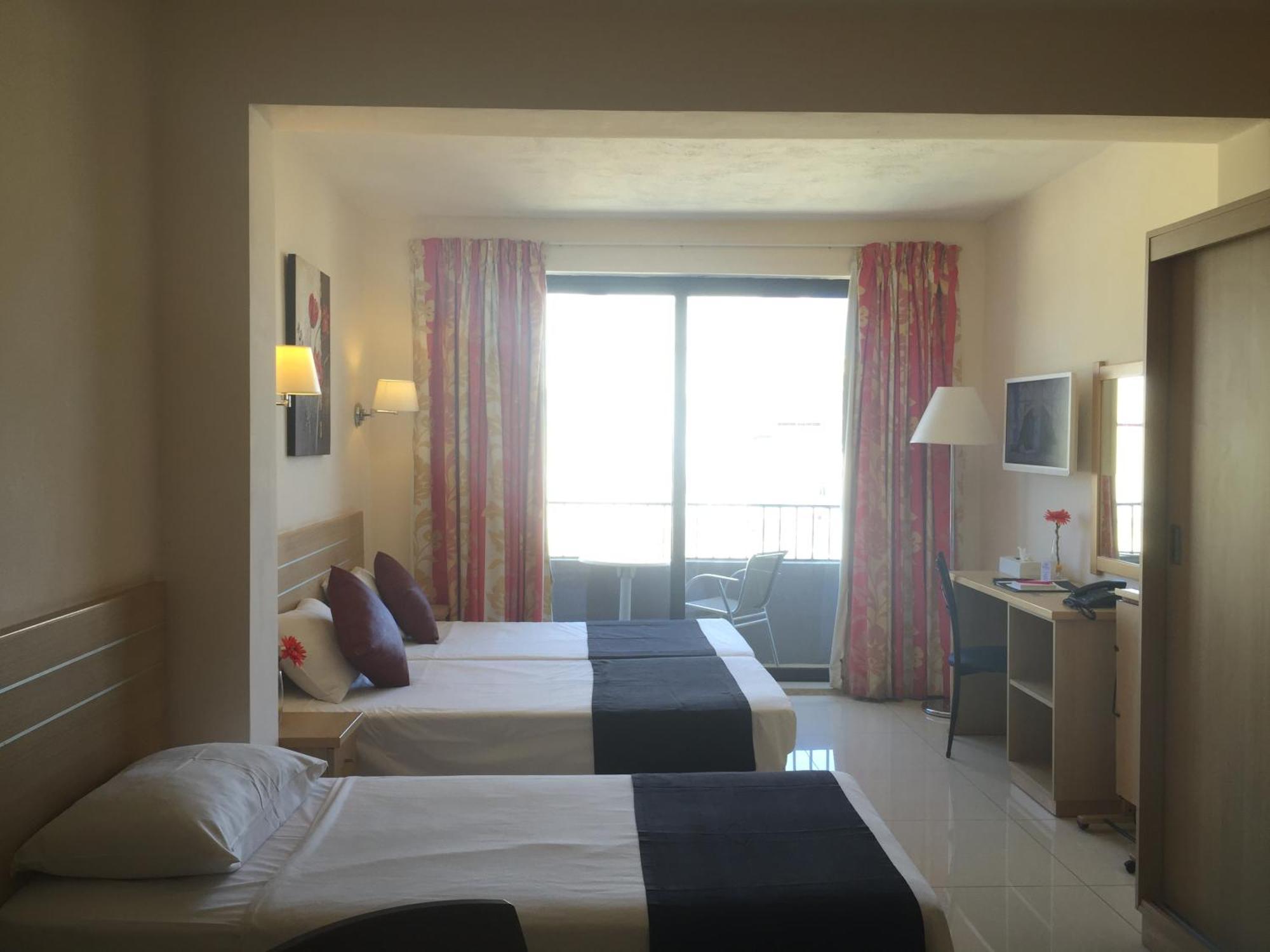 Dean Hamlet Hotel Сент Джулианс Экстерьер фото