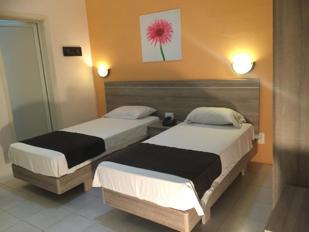 Dean Hamlet Hotel Сент Джулианс Экстерьер фото